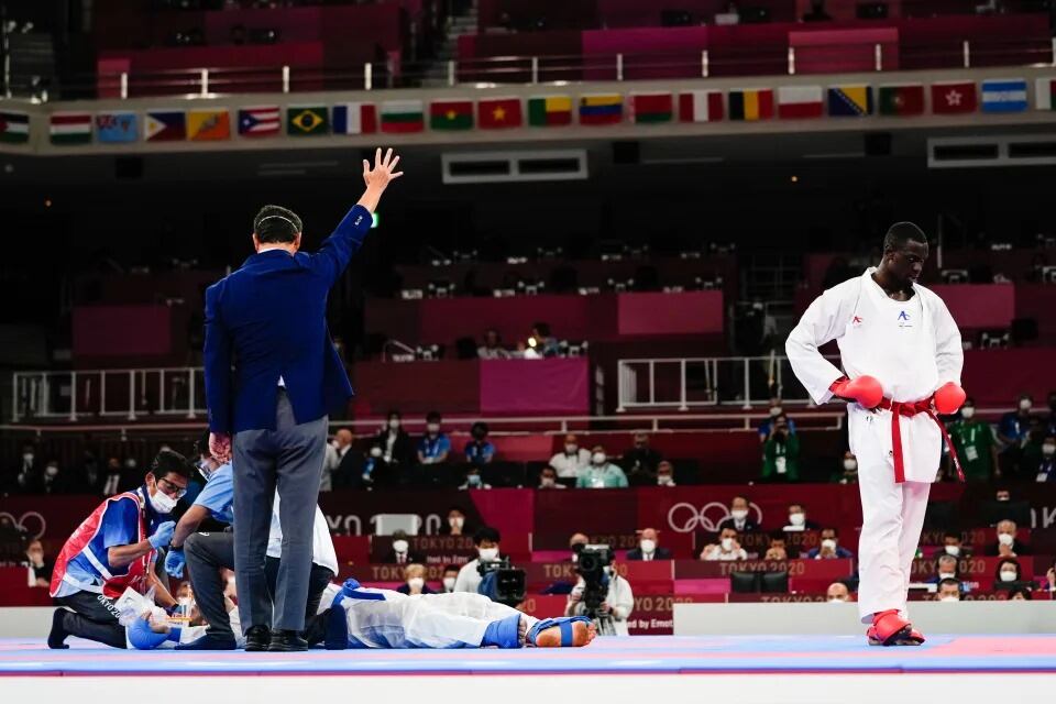 Hamedi, de Arabia Saudita, perdió la medalla de oro tras noquear a su rival con un golpe ilegal.
