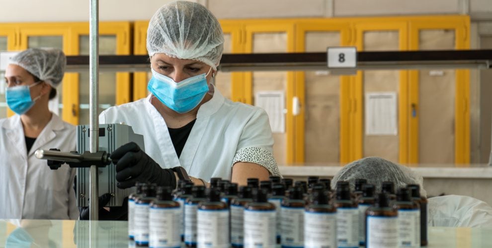 Este proyecto, impulsado por la Cátedra de Tecnología Farmacéutica I, se centra en un enfoque sustentable y seguro para el medio ambiente.