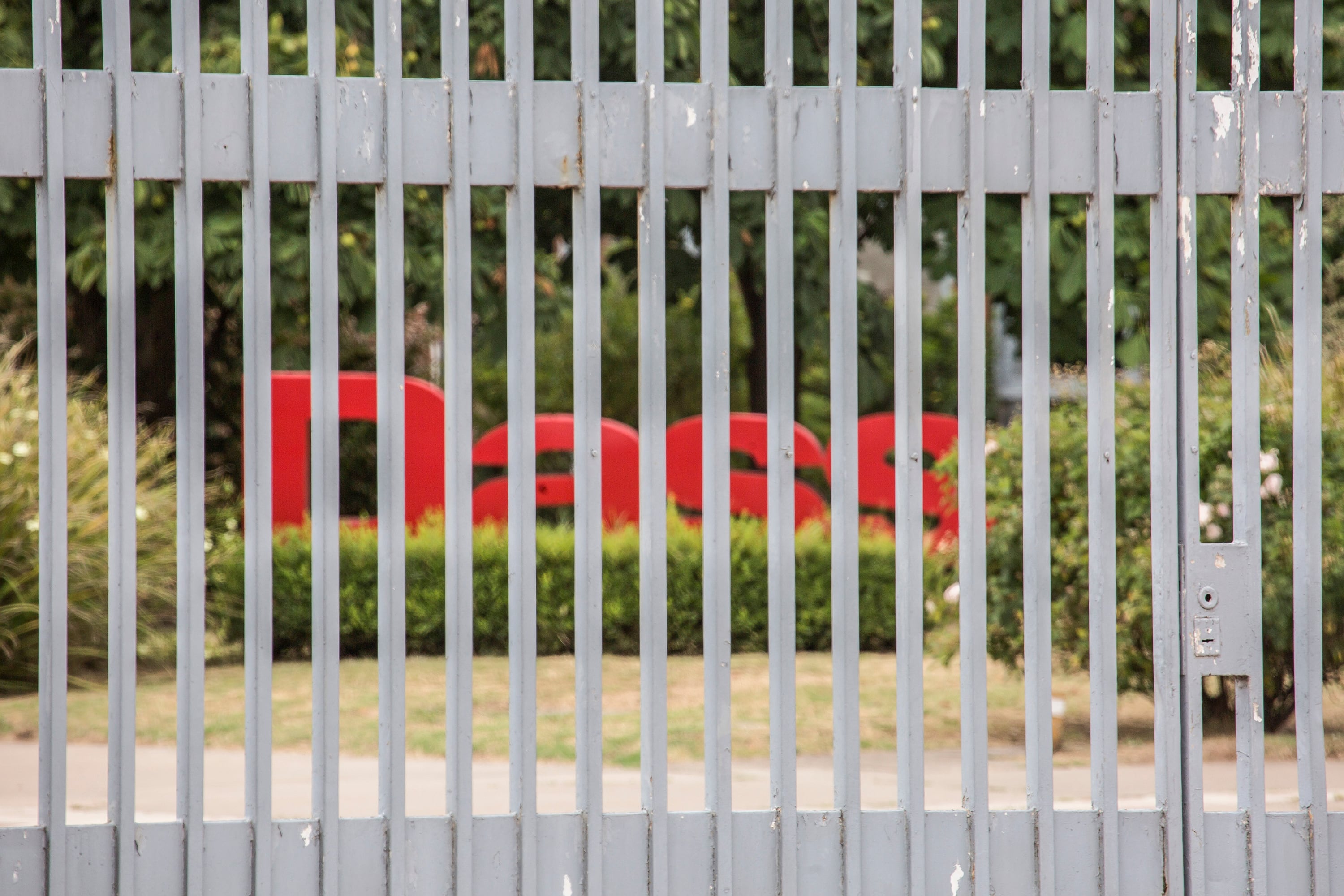 Pese al reclamo de los trbajadores, la planta de Dass sigue cerrada.