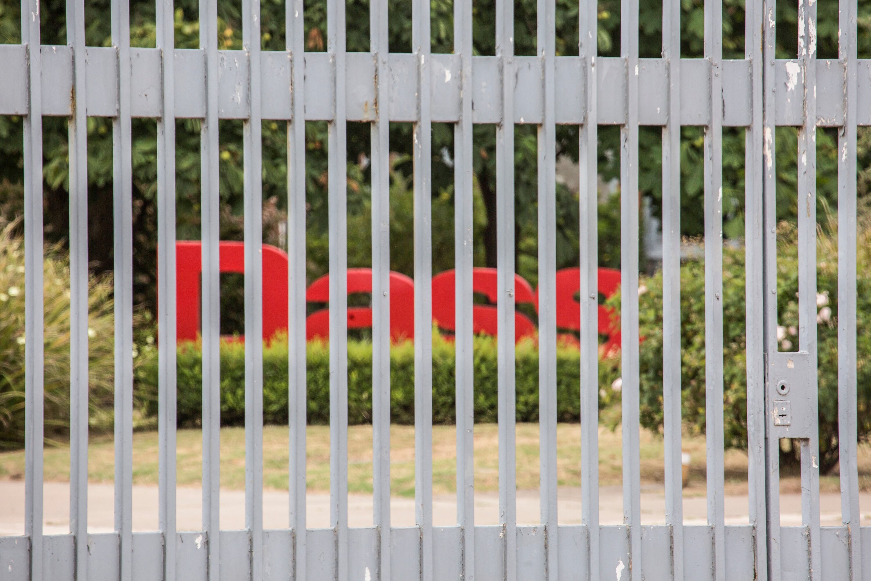 Pese al reclamo de los trbajadores, la planta de Dass sigue cerrada.