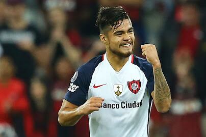 El chileno Paulo Díaz con la azulgrana, ahora es jugador de River.