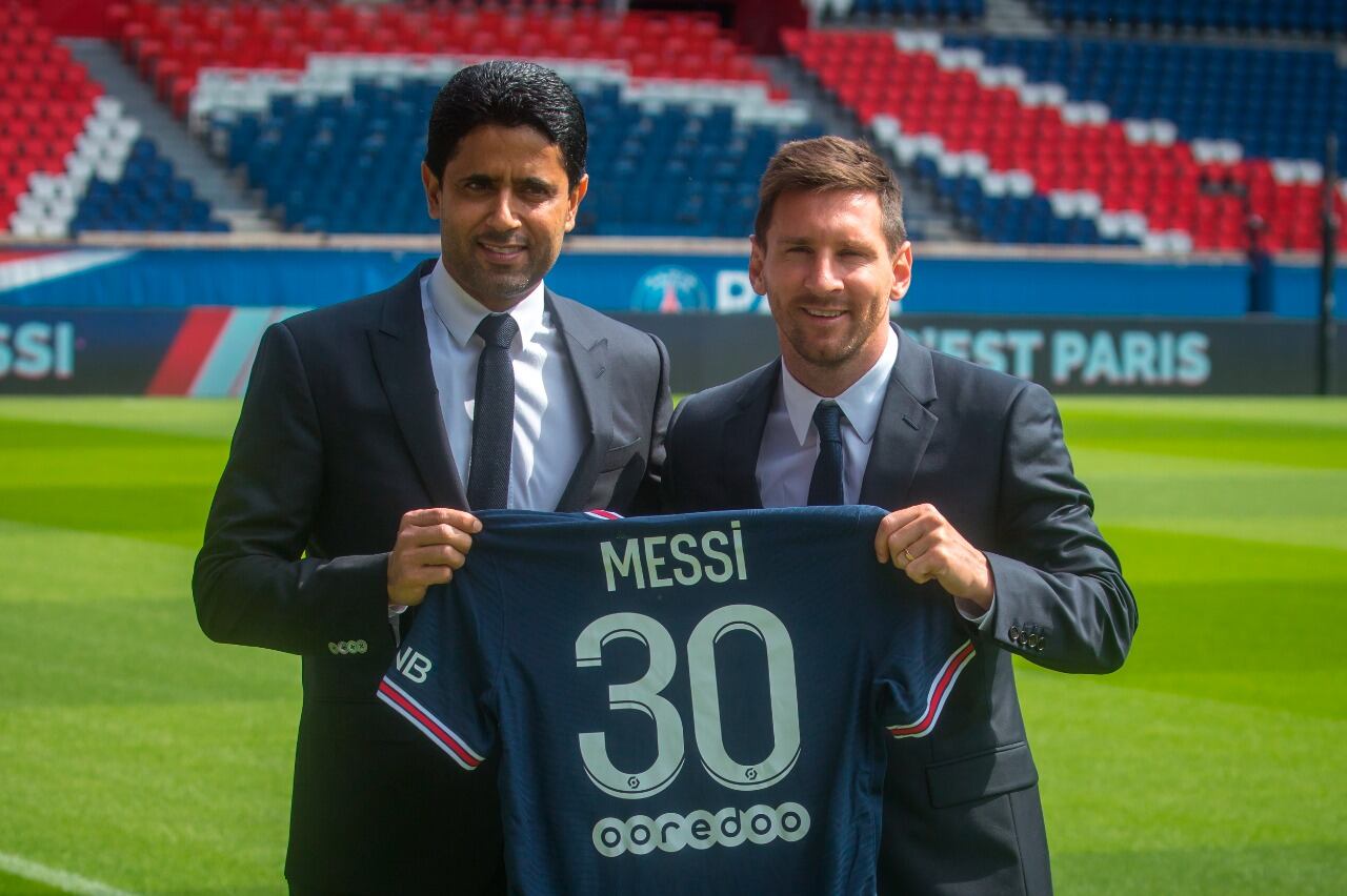 Nasser Al-Khelaifi, presidente del PSG, presenta a Messi en París.