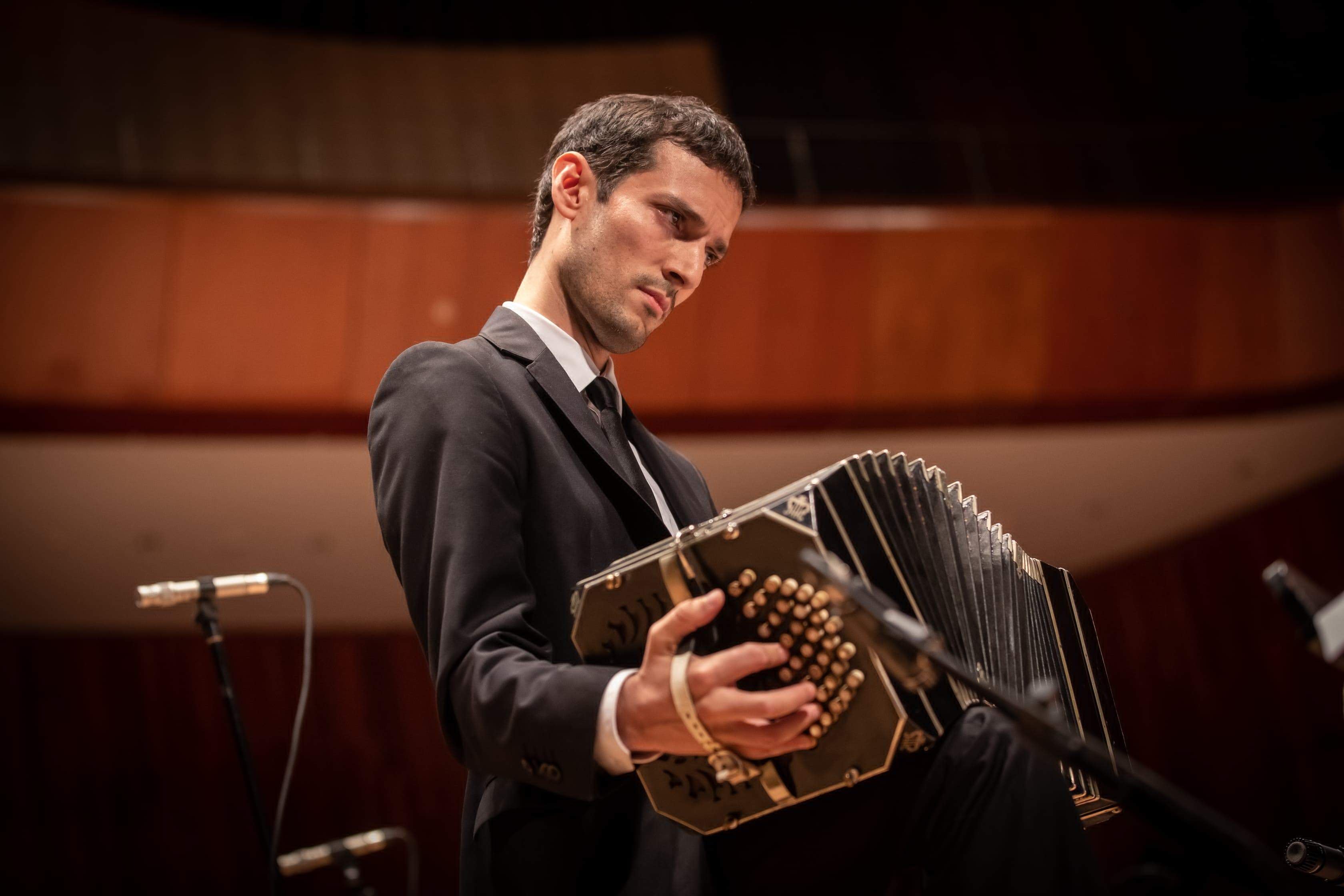 Lautaro Greco tocará la pieza que le pidió a Navarro que creara. Imagen: Luciana D'attoma