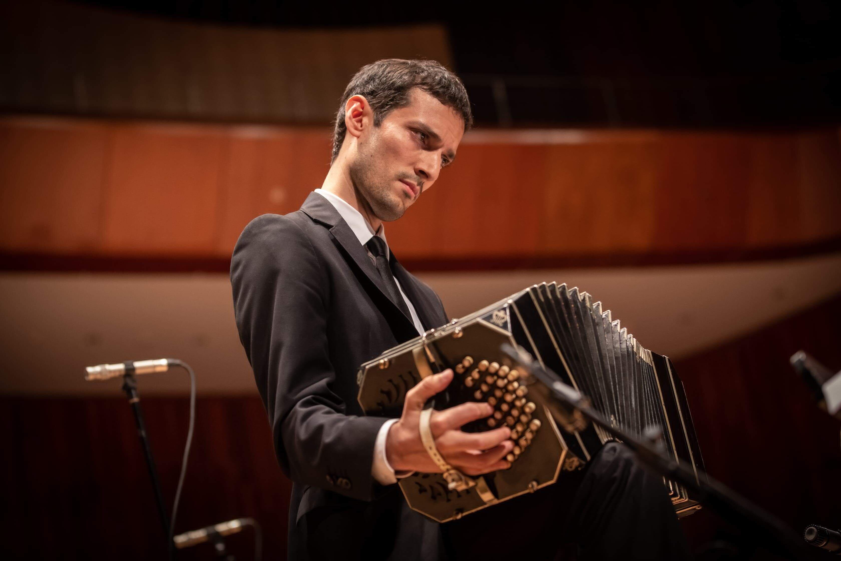 Lautaro Greco tocará la pieza que le pidió a Navarro que creara. Imagen: Luciana D'attoma