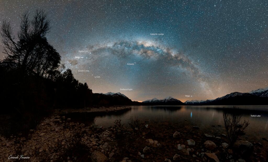 La imagen elegida fue tomada el 28 de agosto de este año en Villa Traful, Neuquén, en una noche sin nubes y con un marco imponente. (Foto: NASA)