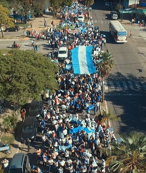 Los banderazos y las movilizaciones docentes se multiplican en toda la provincia.