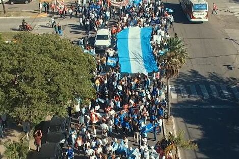 Los banderazos y las movilizaciones docentes se multiplican en toda la provincia.