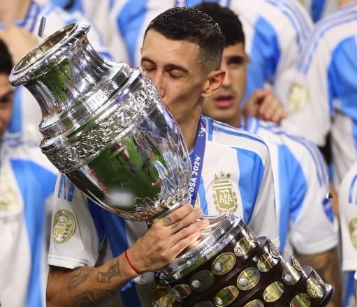 Ángel Di María con el trofeo de la Copa América tras su último partido en la selección argentina.