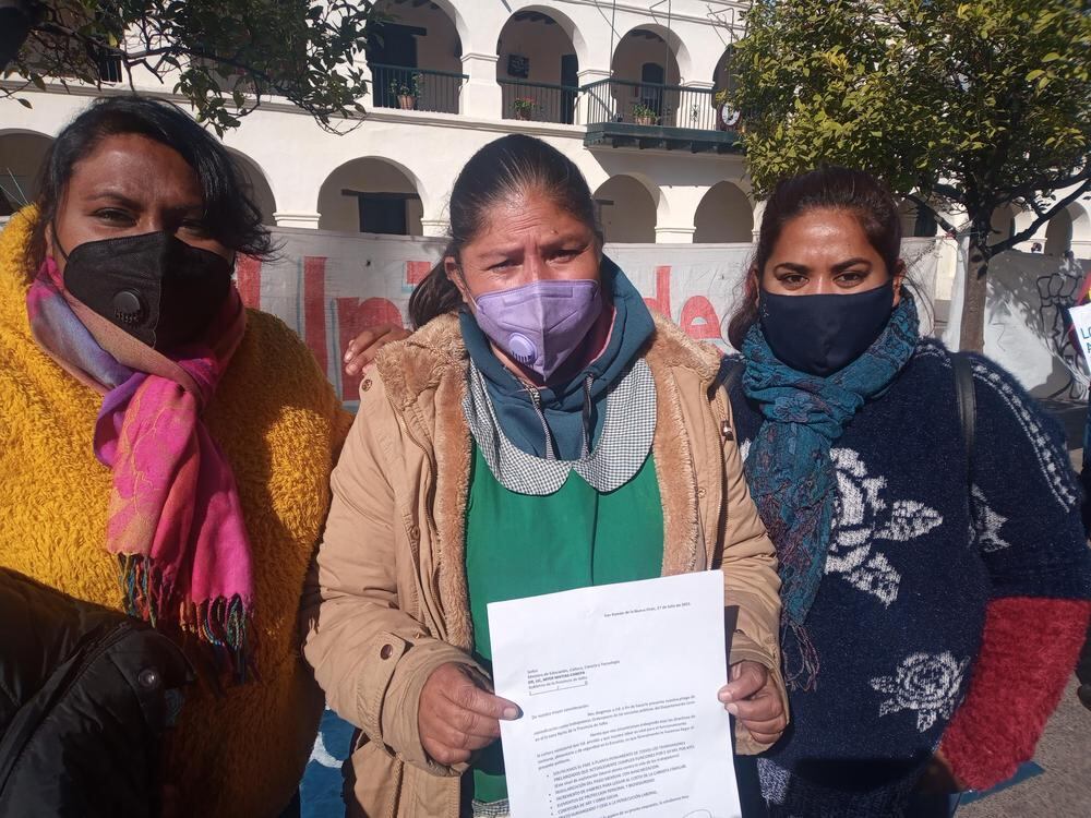 Patricia Vaca, en el medio, con al pedido de estabilidad laboral dirigido al ministro Cánepa.