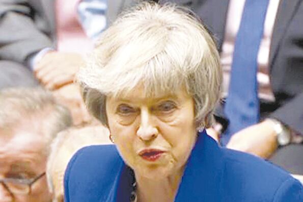 Captura de video de la primera ministra británica durante su comparencia en el Parlamento.