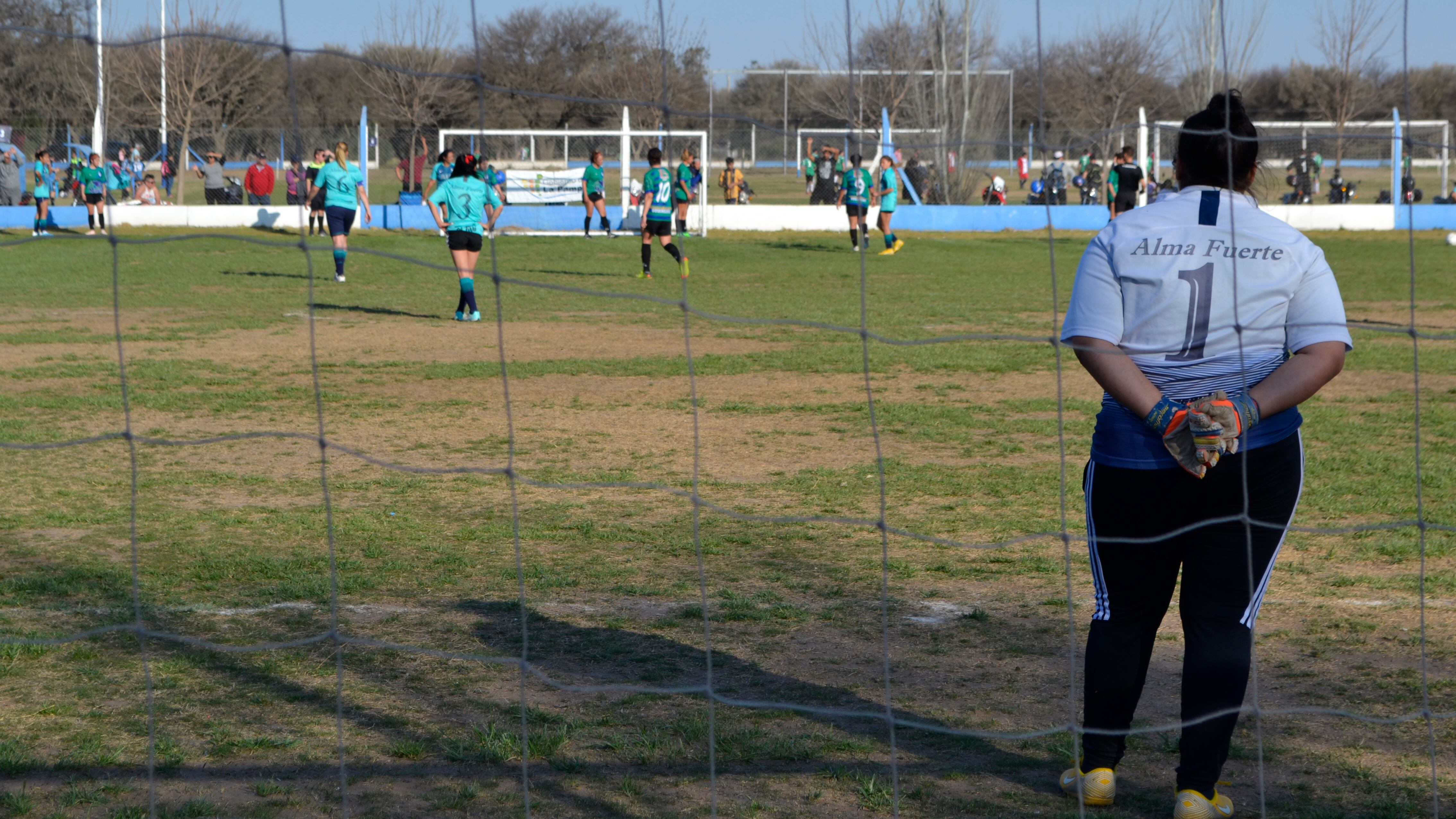 Karen Conca, arquera de Alma Fuerte, observa desde su área un corner a favor de las suyas. Terminarían terceras.