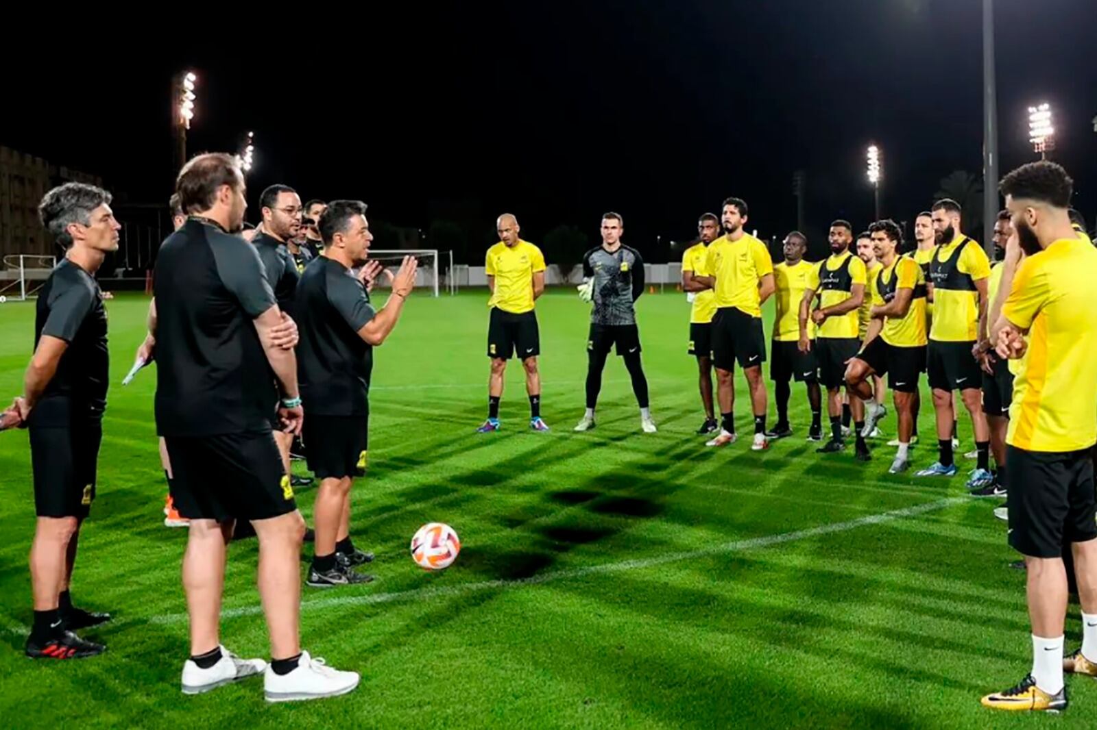 El estreno de Gallardo será ante Al-Ettifaq en el mediodía de Argentina