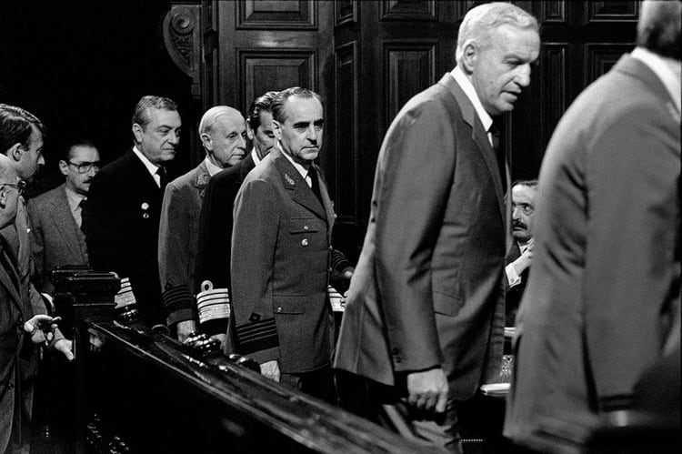 Los jefes de la dictadura rumbo al banquillo de los acusados, bajo la mirada del fiscal Strassera, en septiembre de 1985. 