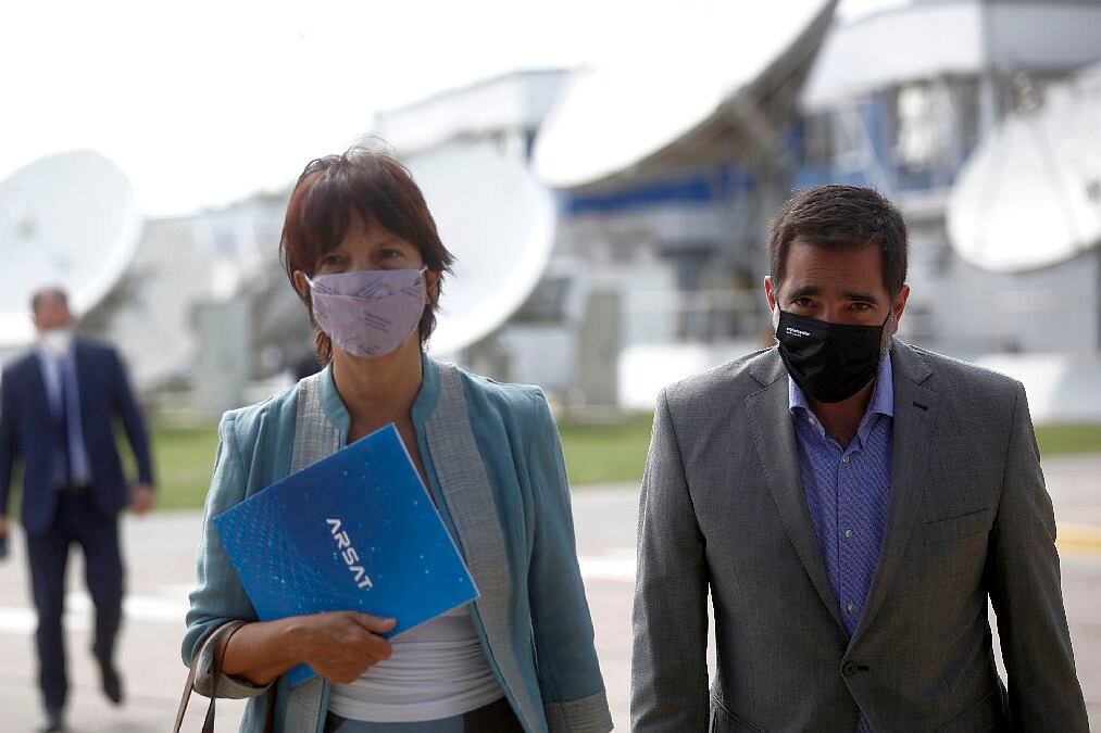 Marcó del Pont (Afip) y Facundo Leal (Arsat) en la planta de Benavídez.