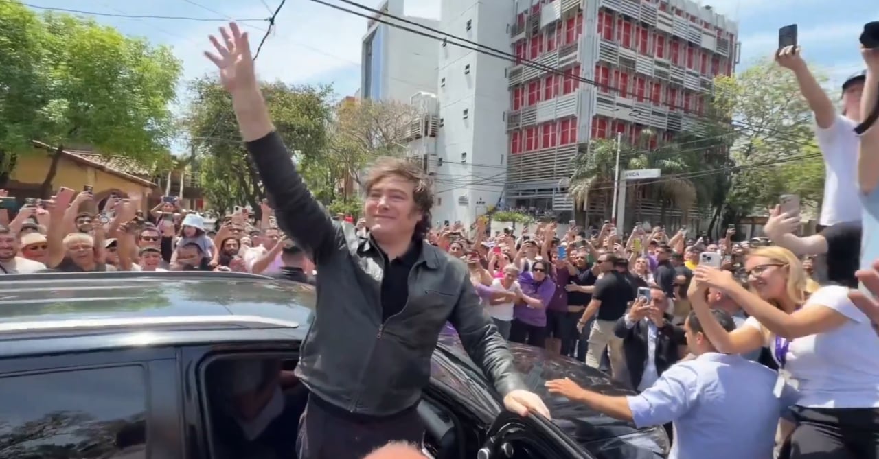 Milei saluda a sus acólitos en Resistencia.