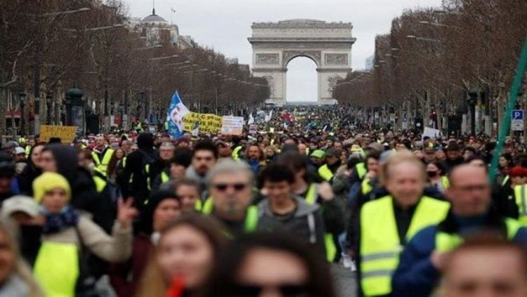 Una panorámica de la marcha con el Arco de Triunfo de fondo.