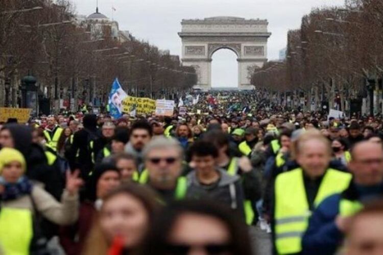 Una panorámica de la marcha con el Arco de Triunfo de fondo.
