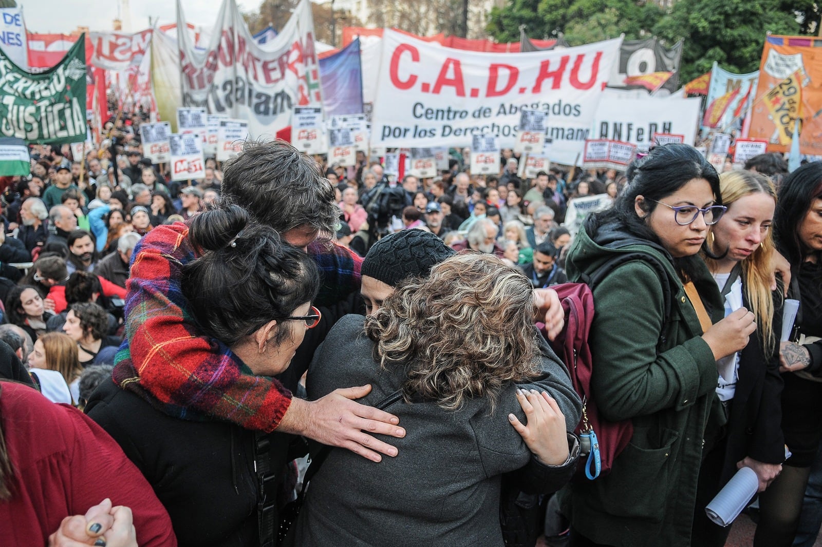 Las lágrimas de la tarde en la plaza mutaron a emoción por la noche, con las liberaciones. 