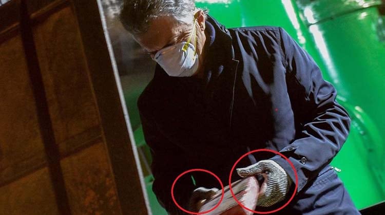 Mauricio Macri se colocó la protección del lado externo.