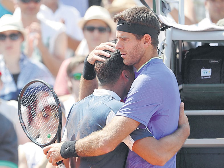 Del Potro abraza a Almagro, quien rompió en llanto.