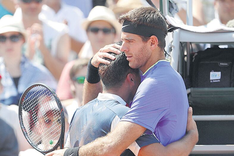 Del Potro abraza a Almagro, quien rompió en llanto.