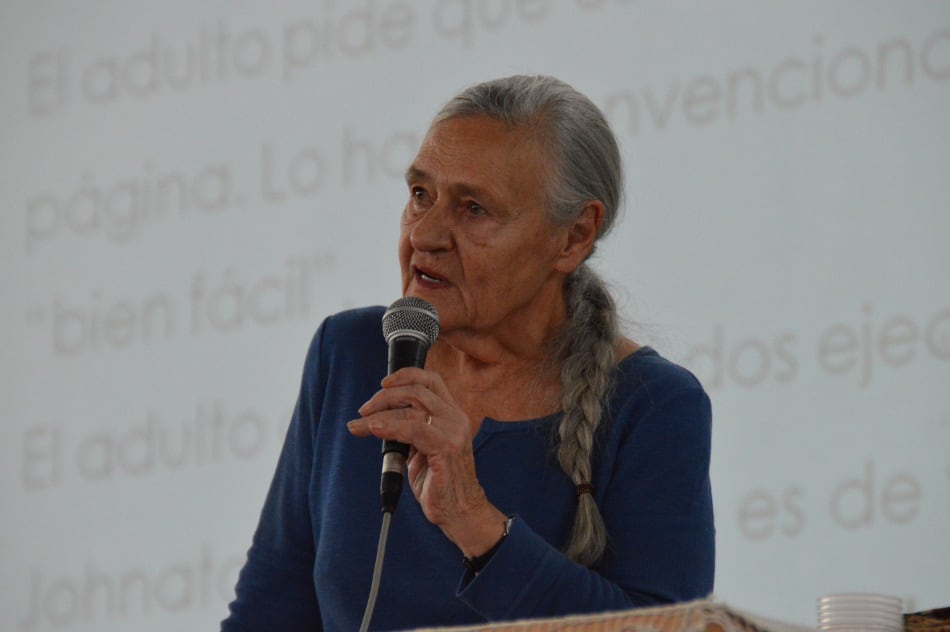 Emilia Ferreiro habló ante una multitud.