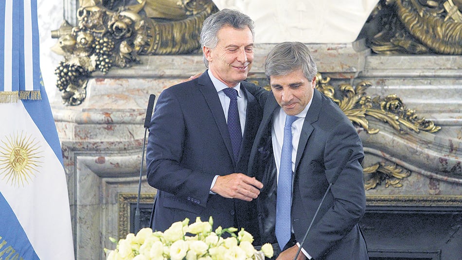 El presidente Mauricio Macri junto a su ministro de Finanzas, Luis Caputo. Los padres del histórico megaendeudamiento.