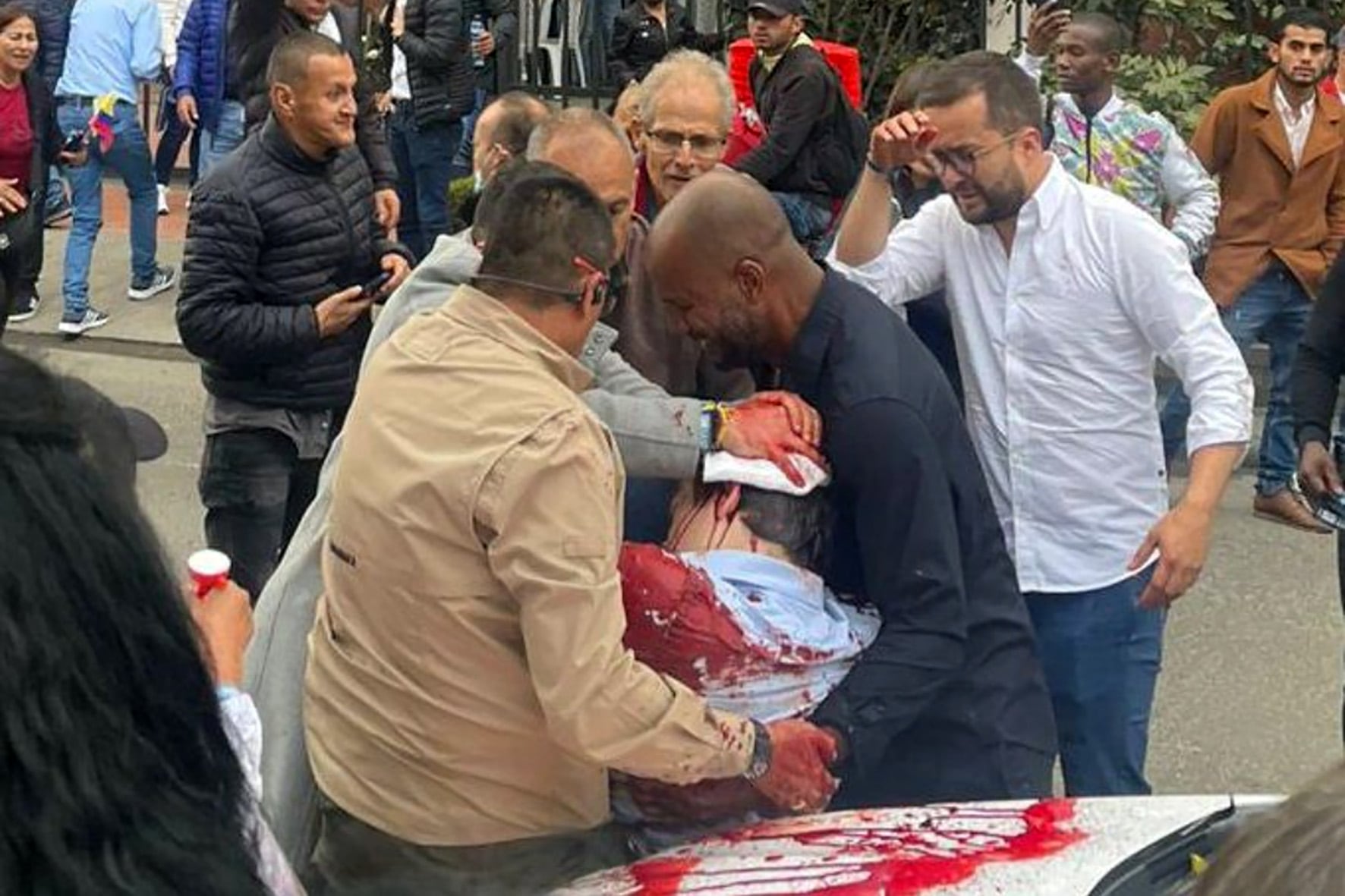 Miguel Uribe Turbay es alcanzado por un disparo en la cabeza