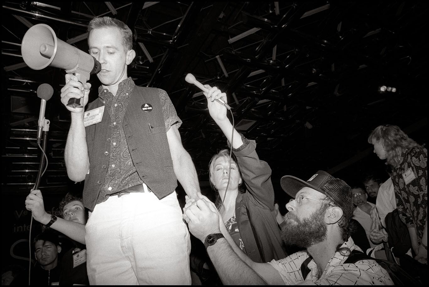 El activista Mark Harrington llamando a la acción en 1989