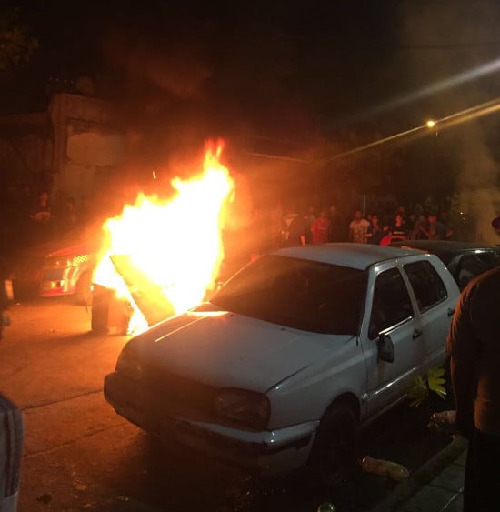 Los vecinos de Villa Caraza protestan frente a la comisaría.