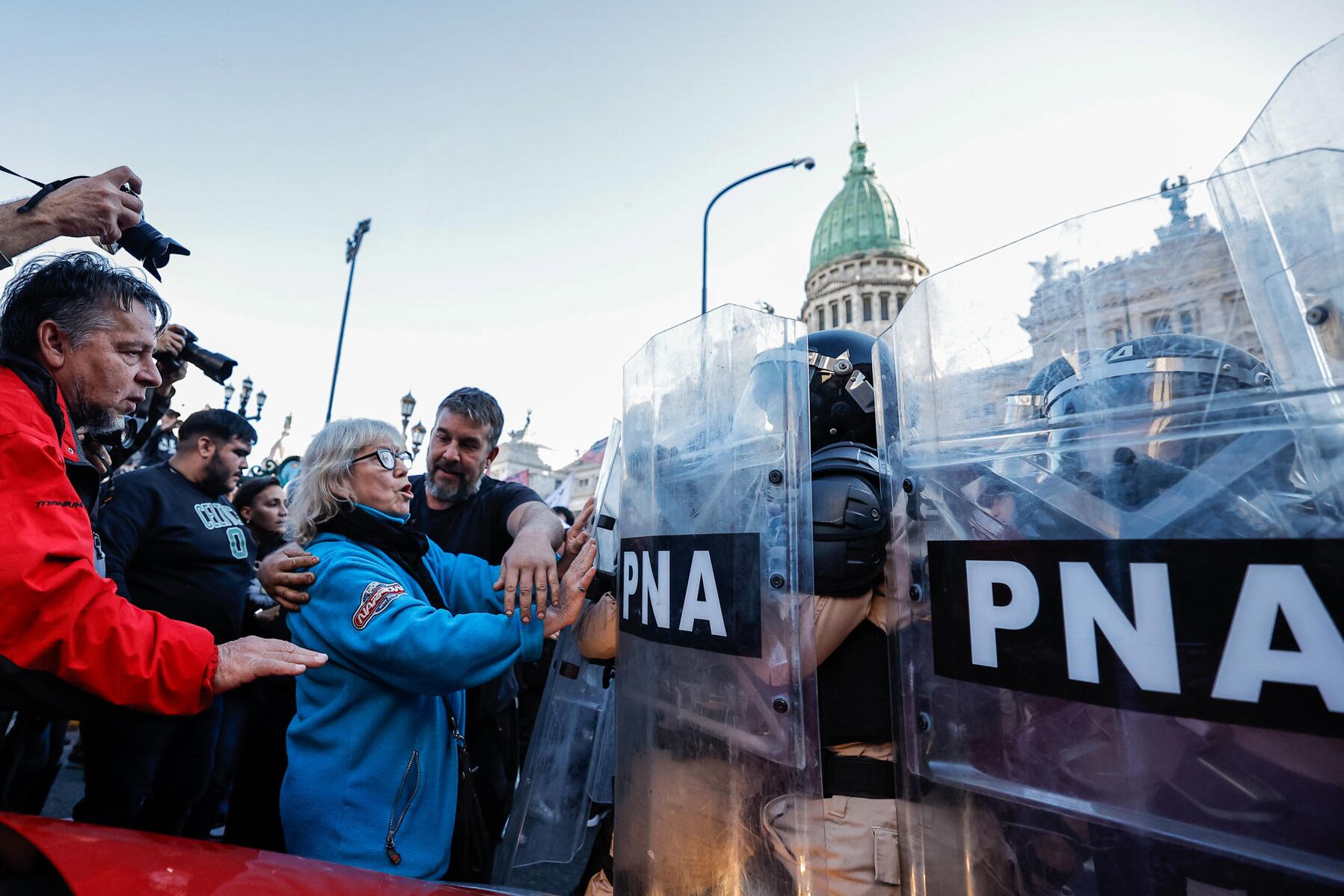Jubilados reprimidos, una postal del Gobierno libertario. 