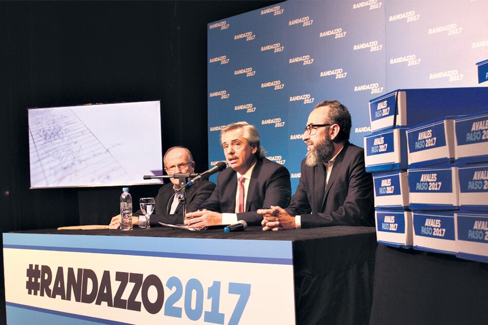 Alberto Fernández, jefe de campaña de Florencio Randazzo, encabezó ayer el acto de presentación de avales.