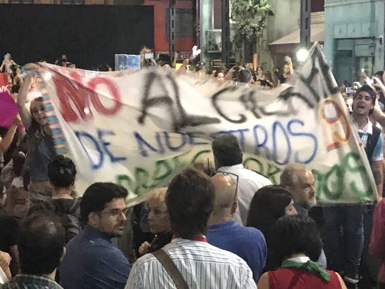 Los estudiantes protestaron cuando comenzó a hablar el ministro de Cultura porteño.