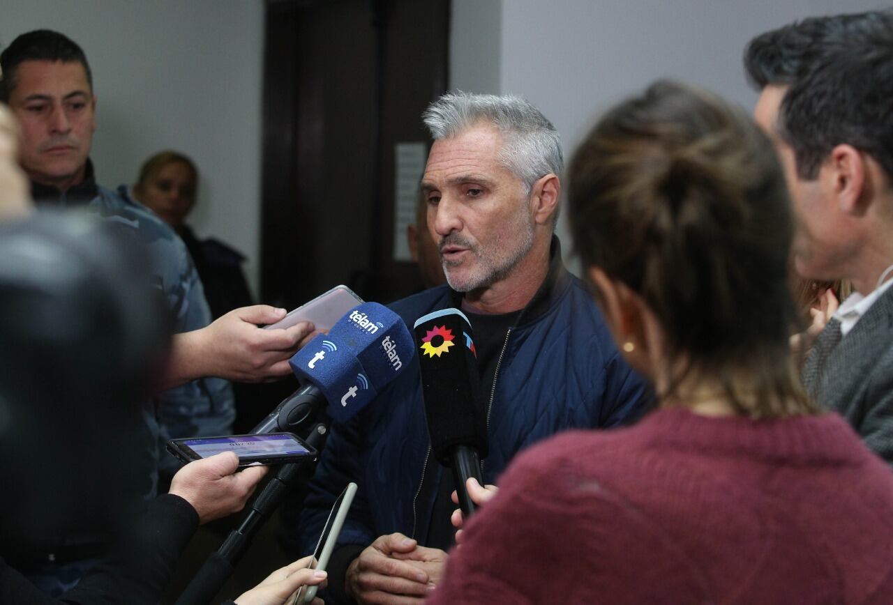 Nicolás Pachelo habla con la prensa en un intermedio del juicio en San Isidro.