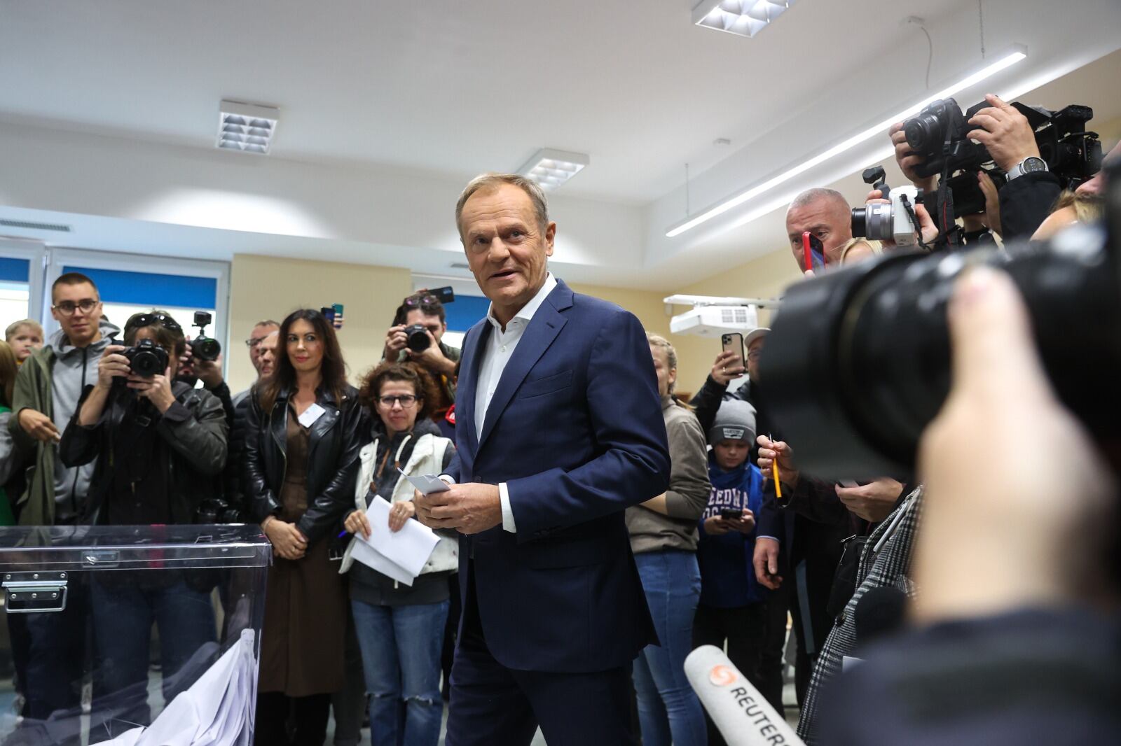 Donald Tusk, líder de Plataforma Cívica, vota en Varsovia.