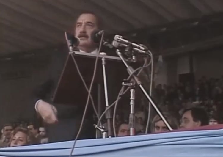 Alfonsín enfrenta los chiflidos de productores agropecuarios en la Rural, en la inauguración de 1988.