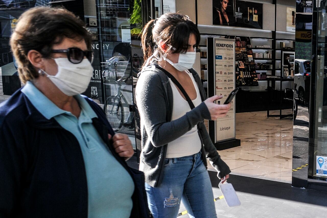 Las fake news sobre covid y vacunas proliferan y los científicos armaron grupos de divulgación para combatirlas.