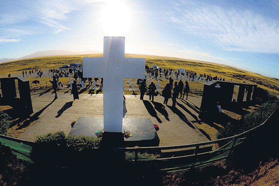 El cementerio de Darwin, en las islas Malvinas, ayer durante la emotiva ceremonia con los familiares.