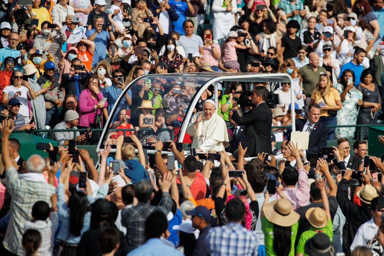 El Papa ingresa al estadio de Edmonton donde ofició su misa.
