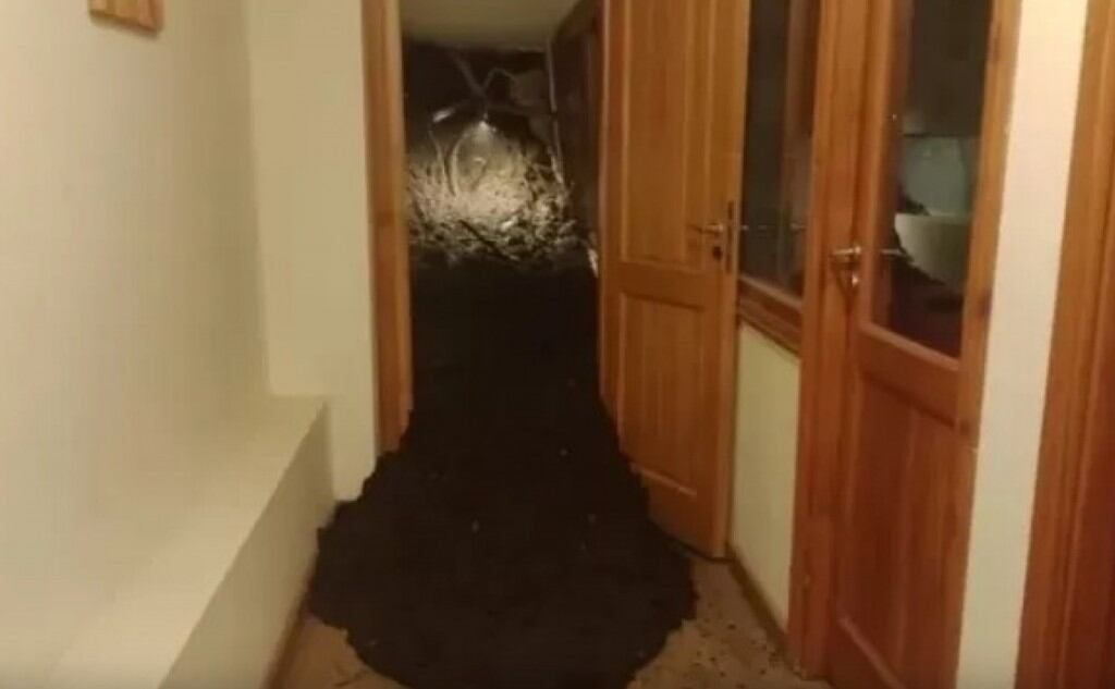 Sigue la búsqueda de un matrimonio uruguayo que podría encontrarse atrapado bajo la tierra que desprendió el alud. (Foto: NA)