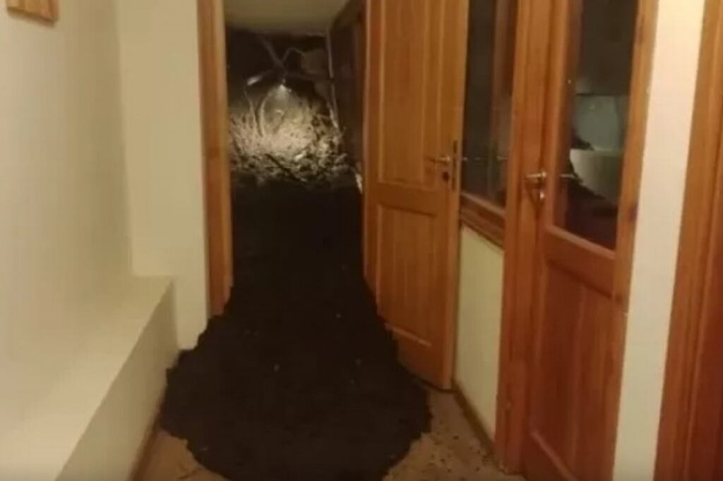 Sigue la búsqueda de un matrimonio uruguayo que podría encontrarse atrapado bajo la tierra que desprendió el alud. (Foto: NA)