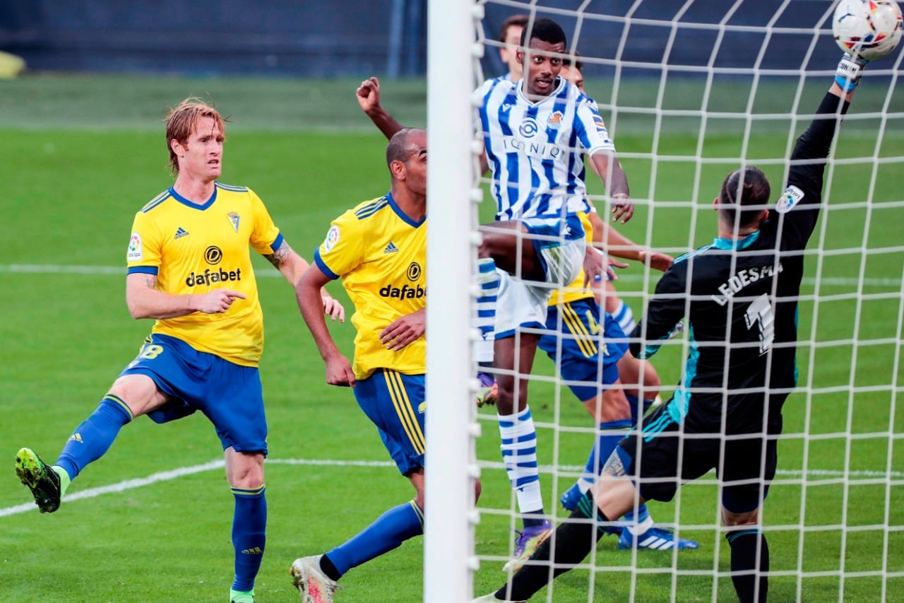 Isak vence la resistencia del argentino Ledesma. Ganó Real Sociedad y lidera.