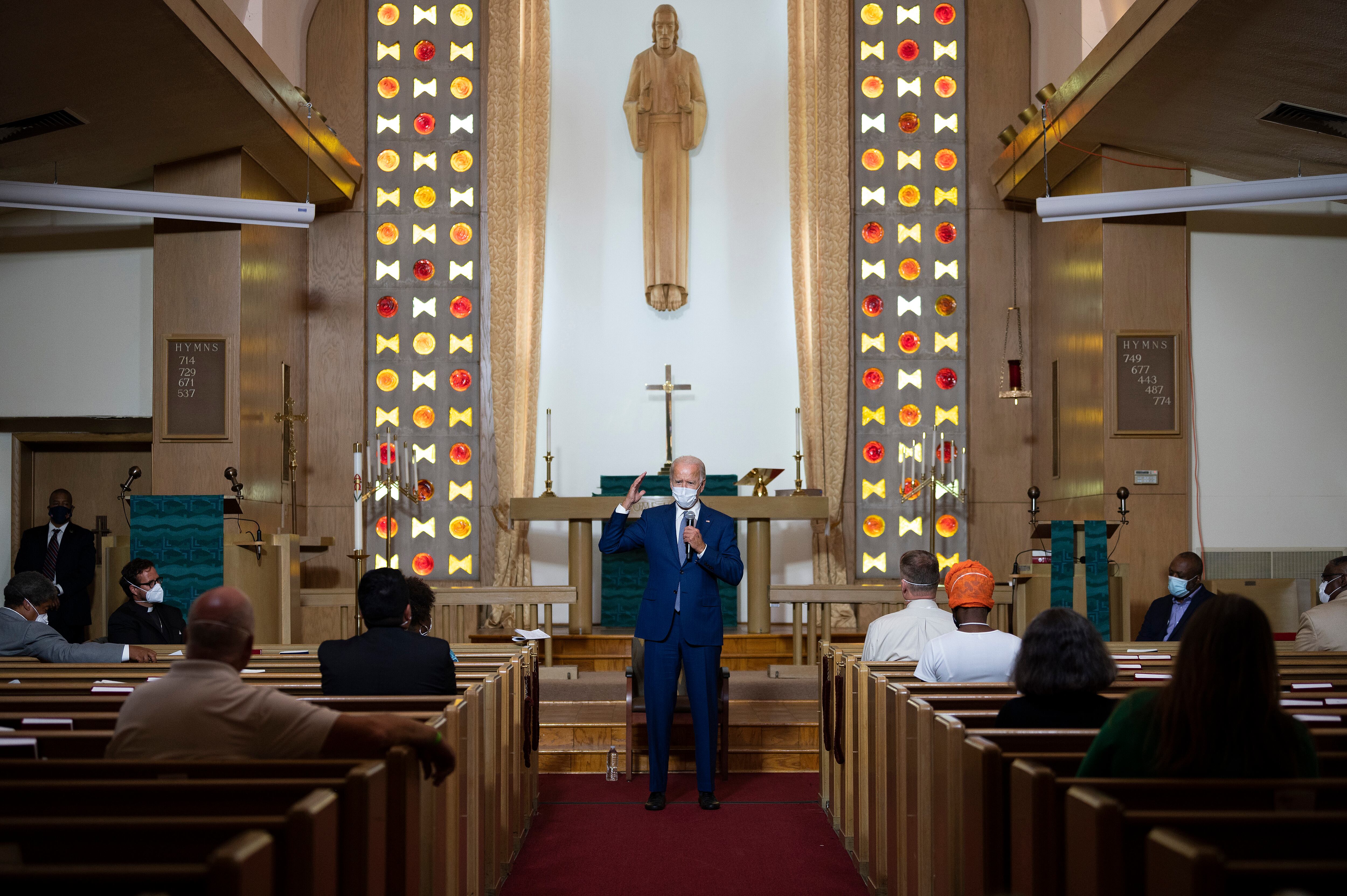 Biden habla en una iglesia luterana en Kenosha, Wisconsin.