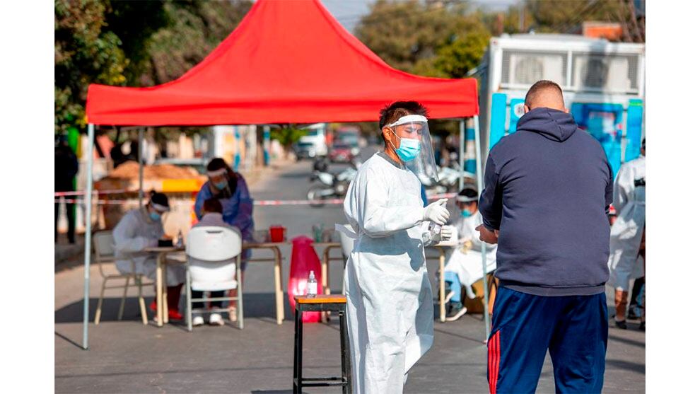 Desde el fin de semana pasado, hay extensas colas en los centros de testeo, con hasta 4 horas de espera, en algunos casos infructuosas por falta de insumos. 