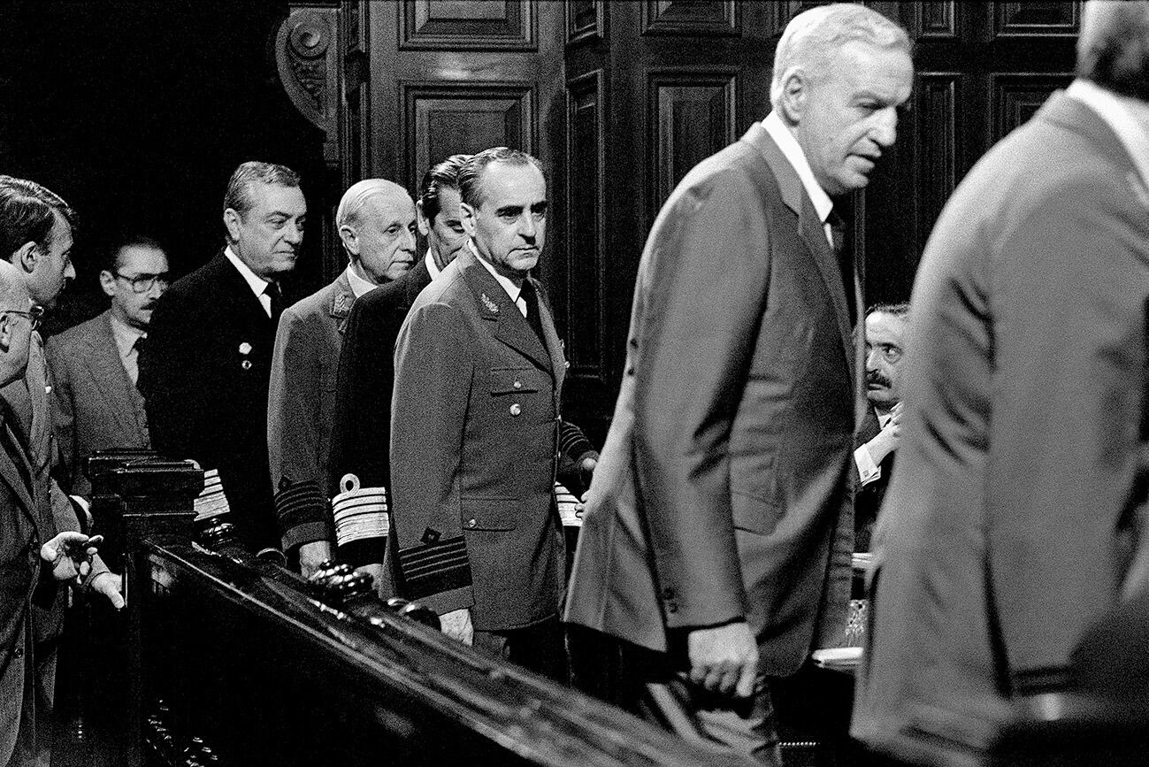 Los líderes militares de la dictadura durante el juicio histórico de 1985.