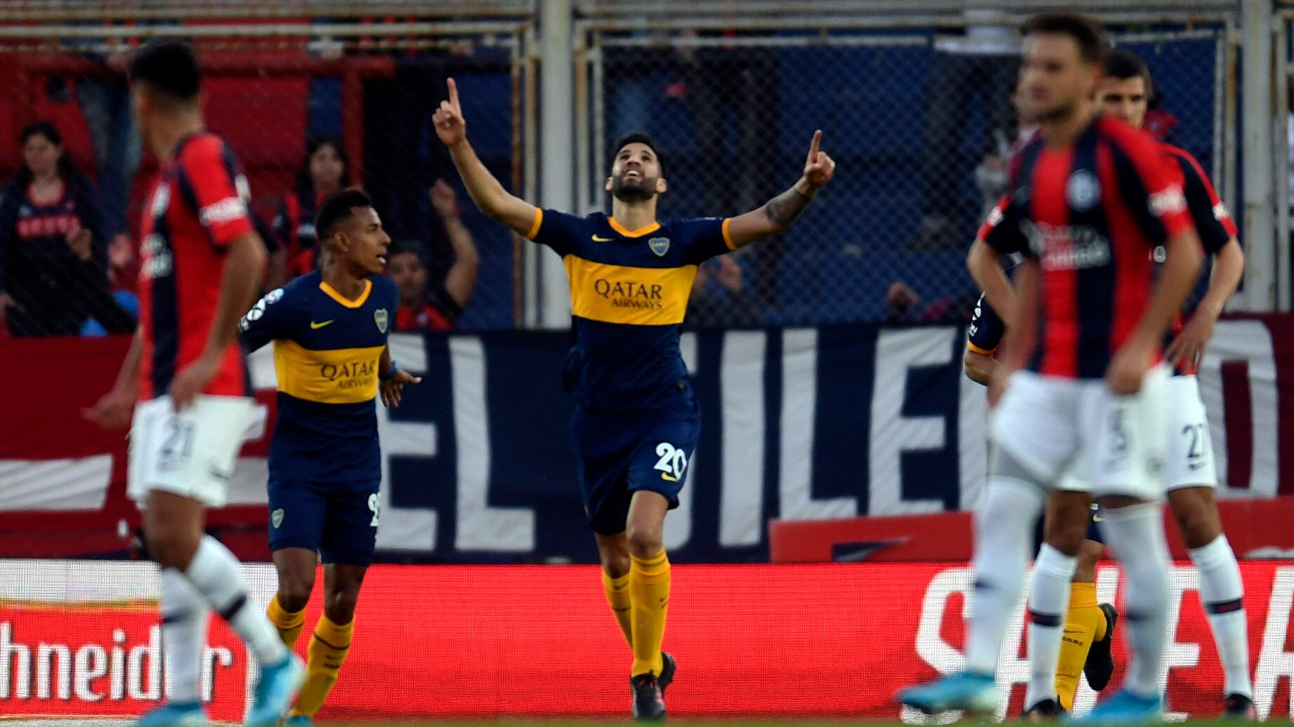 Lisandro López agradece al cielo por su gol, el primero de Boca en el Bajo.