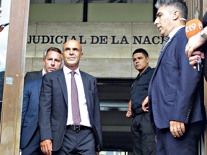 Gustavo Arribas, jefe de la AFI, investigado por la Justicia. Mariano Federici, titular de la UIF.