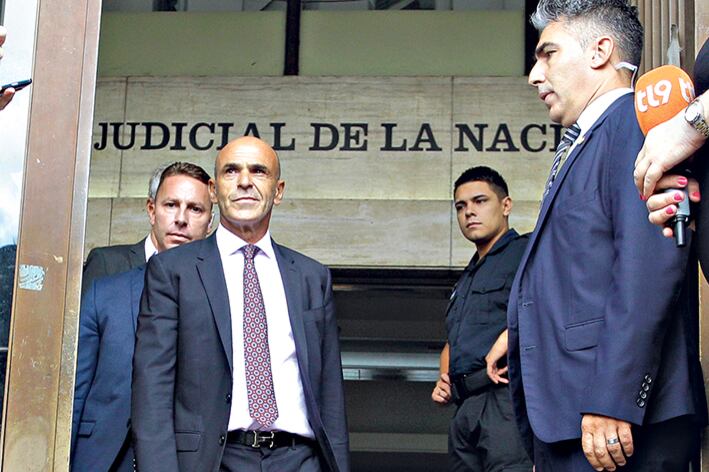 Gustavo Arribas, jefe de la AFI, investigado por la Justicia. Mariano Federici, titular de la UIF.
