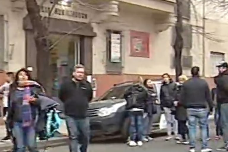 Los padres protestaron frente a la escuela María Auxiliadora de Morón.