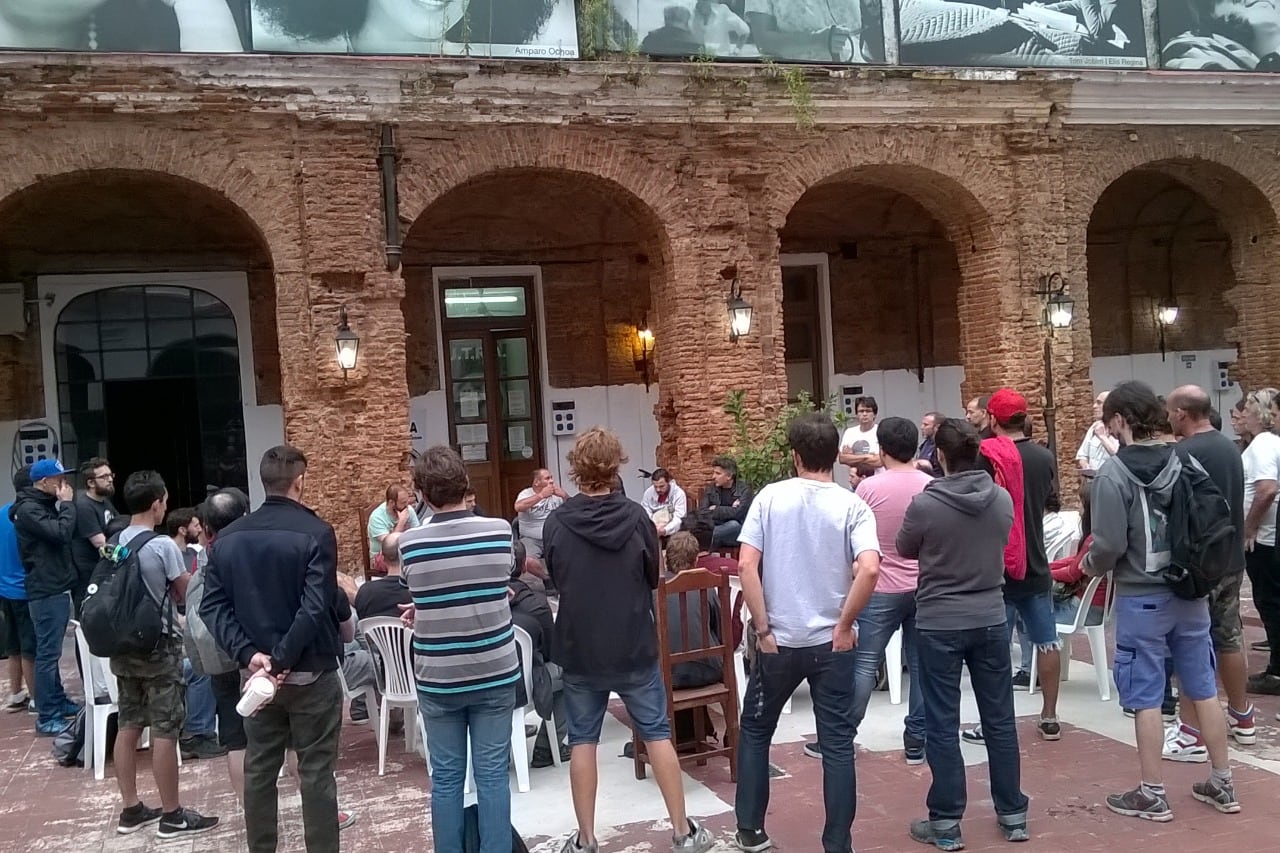 Un plenario del Sindicato Argentino de Técnicos Escénicos (SATE), gremio especialmente golpeado.